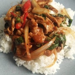 ผัดพริกแกงราดข้าว