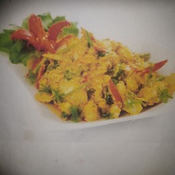 ผัดผงกระหรี่ราดข้าว