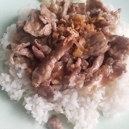 ผัดกระเทียมพริกไทยราดข้าว