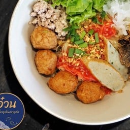 ก๋วยเตี๋ยวลูกชิ้นกุ้ง