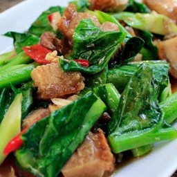 คะน้าหมูกรอบ ราดข้าว