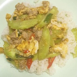 ผัดใส่ไข่ราดข้าว