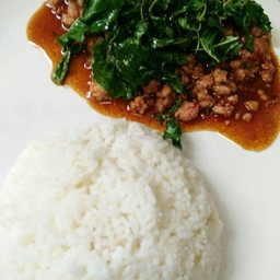 ไข่เยี่วม้ากระเพรากรอบราดข้าว