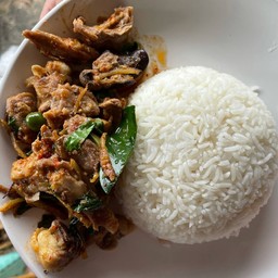 ข้าวผัดกะเพราไก่บ้าน