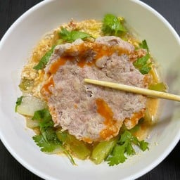 สุกี้น้ำหมูเด้งยักษ์