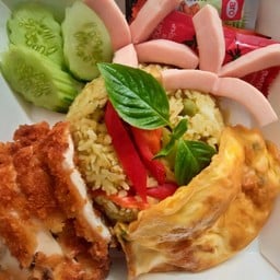 ข้าวผัดแกงเขียวหวานสามสหาย