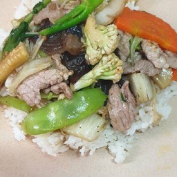 ผัดผักรวมราดข้าว