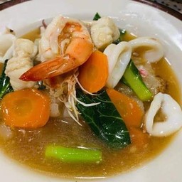 ราดหน้ากุ้ง หมึก