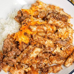 ไก่ทอดกระเทียมผัดไข่ราดข้าว