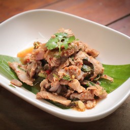 น้ำตก หมู