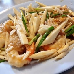 กุ้งผัดยอดมะพร้าว