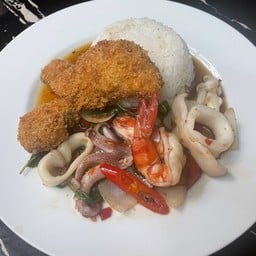 ข้าวกะเพรารวมมิตรทะเล