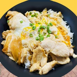 ข้าวอกไก่ชุบไข่ [Oyakodon Chicken Bowl]
