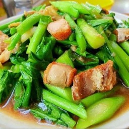 ผัดคะน้าหมูกรอบ  เป็นกับข้าว