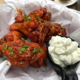 ปีกไก่ทอดราดซอสเผ็ดสไตล์อเมริกา