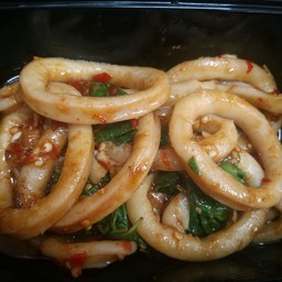 กระเพราปลาหมึก Saute' leaf basil with squids