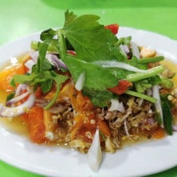 ยำไข่แดงทอดกระเทียม