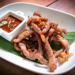 หมูแดดเดียวทอด+กระเทียม