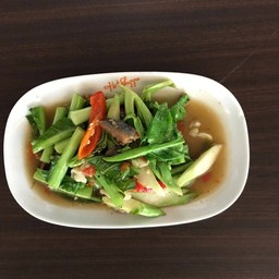 คะน้าผัดปลาเค็ม