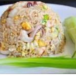 ข้าวผัดปลาหมึก