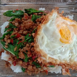 กะเพราหมูสับราดข้าว+ไข่ดาว