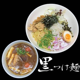ราเมงเส้นเย็น เสิร์ฟพร้อมกับซุปดำ