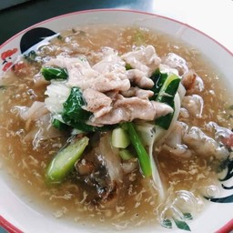 ราดหน้าหมูหมักเส้นหมี่ขาว