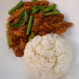 ข้าวราดผัดพริกแกง