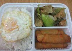 ข้าว+ปลาผัดพริกไทยดำ+ปอเปี๊ยะ+ไข่ดาว rice+sate fish with black pepper+spring rolls