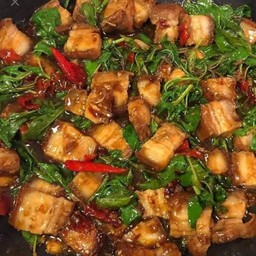 กระเพราหมูกรอบ ราดข้าว