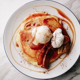 Banana Pancake with Salted Caramel Sauce (ไม่มีไอศกรีม)