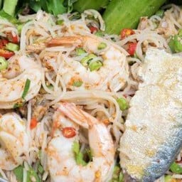 ยำขนมจีนกุ้งสุก
