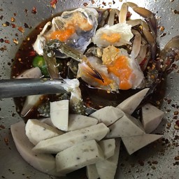 ยำมะม่วงปูม้าหมูยอปลากรอบ