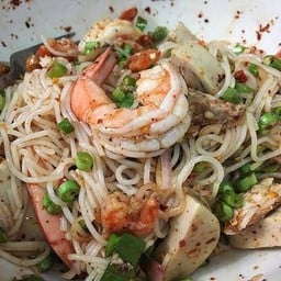 ยำขนมจีนปลาทูกุ้งสุกหมูยอ