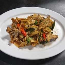 ปลากดเหลืองผัดเผ็ดหน่อไม้ดอง