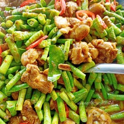 ผัดพริกแกงไก่ถั่วฝักยาว