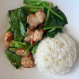 ข้าวราดผัดผักคะน้า