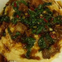 ข้าวไข่ข้นเพราหมูกรอบ