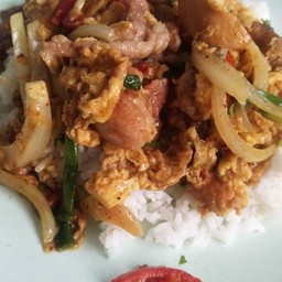 ผัดผงกะหรี่ราดข้าว