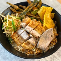 ก๋วยเตี๋ยวต้มยำ หมูกรอบ