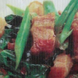 ข้าวราดคะน้าหมูกรอบ