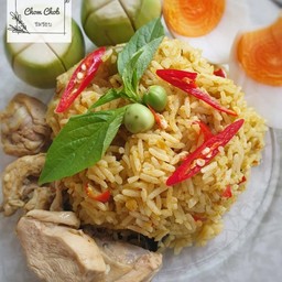 ข้าวหอมผัดกับเครื่องเขียวหวานรสชาติจัดจ้าน  หอมกลิ่นเครื่องแกง  ชวนให้ลองชิม