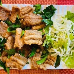 หมูสามชั้นทอดใบมะกรูด