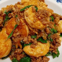 กระเพาไก่สับใส่เต้าหู้ราดข้าว