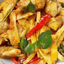ผัดกะเพราหมูชิ้นหน่อไม้เหลือง(เป็นกับ)