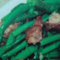 ข้าดราดผัดผักบุ้งหมูกรอบ