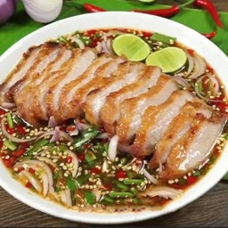ยำแซ่บคอหมูทอด
