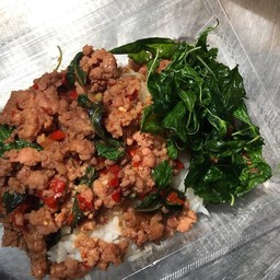 ข้าวกะเพรากรอบหมูสับ