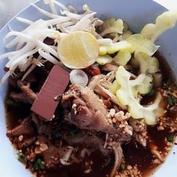 ร้ายก๋วยเตี๋ยวไก่มะระก๋วยจั๊บน้ำข้นลุงชัย