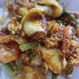 ผัดผงกระหรี่ทะเล ราดข้าว